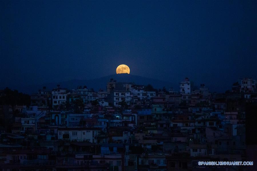 NEPAL-LALITPUR-LUNA LLENA