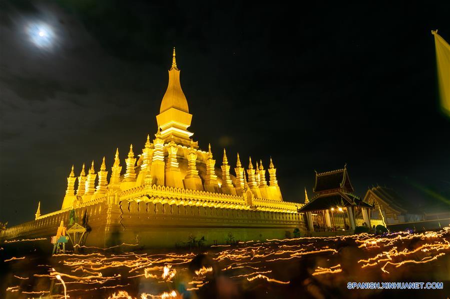 LAOS-VIENTIAN-FESTIVAL THAT LUANG