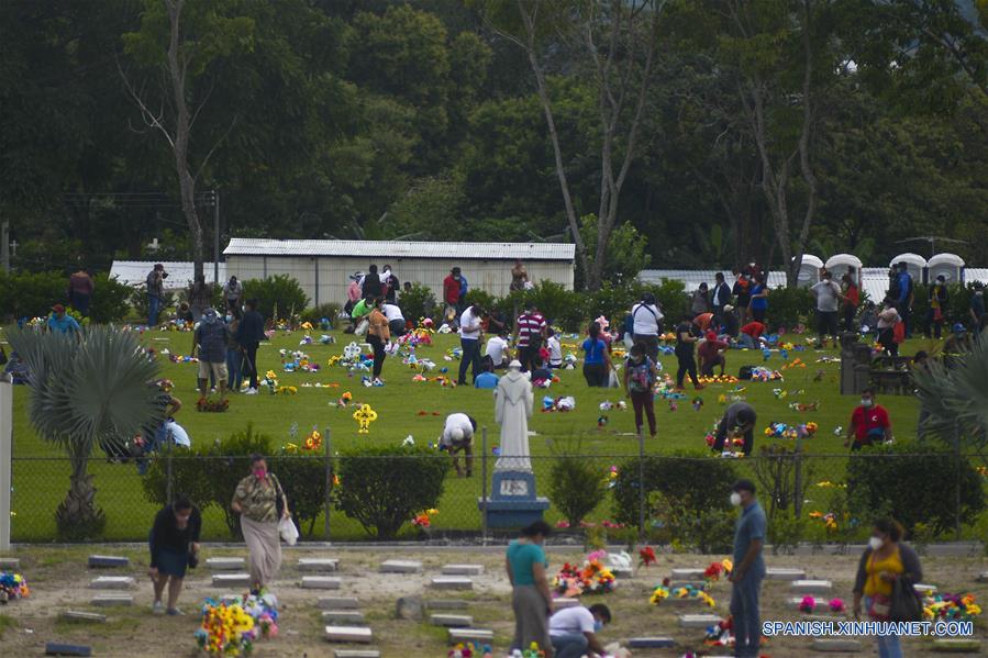 EL SALVADOR-SAN SALVADOR-COVID19-DIA DE LOS FIELES DIFUNTOS