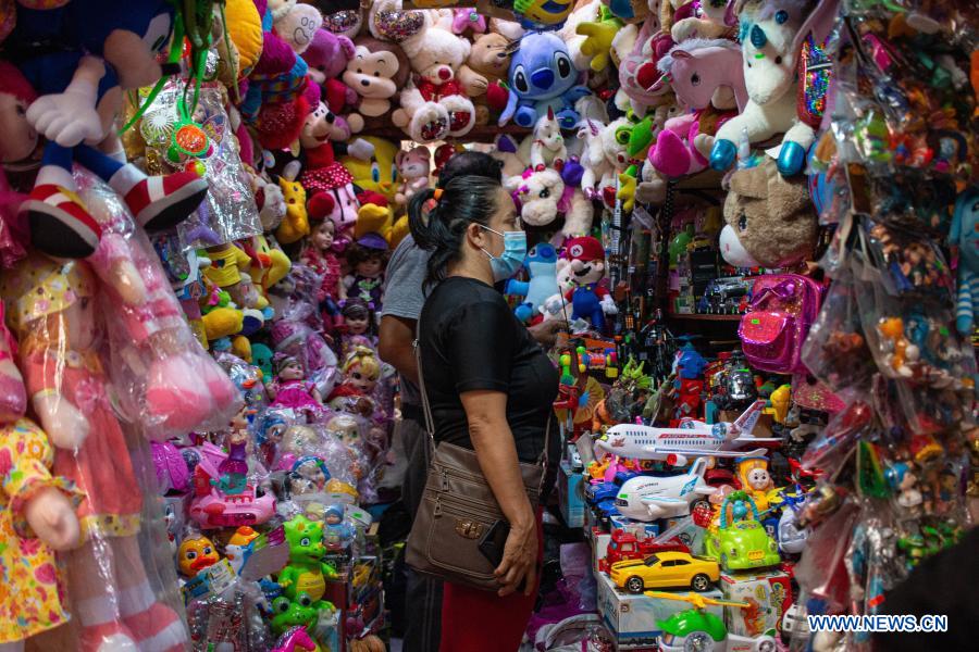 lobo Federal Horno Compran juguetes en Mercado Central previo al festejo del Día de Reyes en  Chilpancingo, México | Spanish.xinhuanet.com