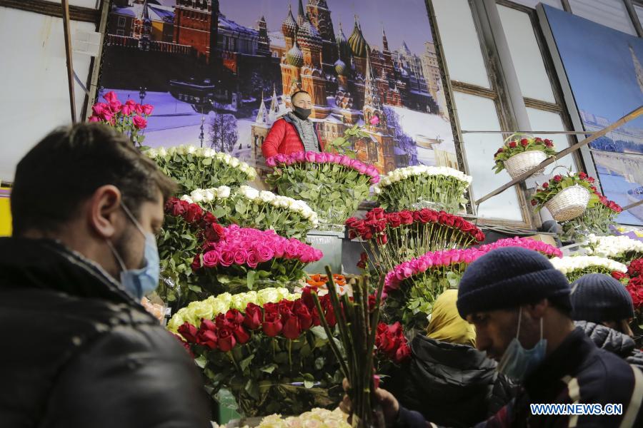 Personas compran flores para celebrar Día Internacional de la Mujer en  Moscú 
