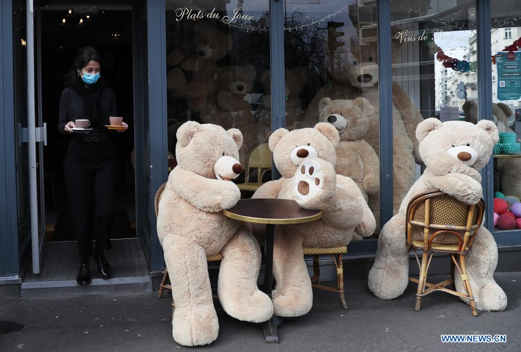 Osos de peluche gigantes de una cafetería en París