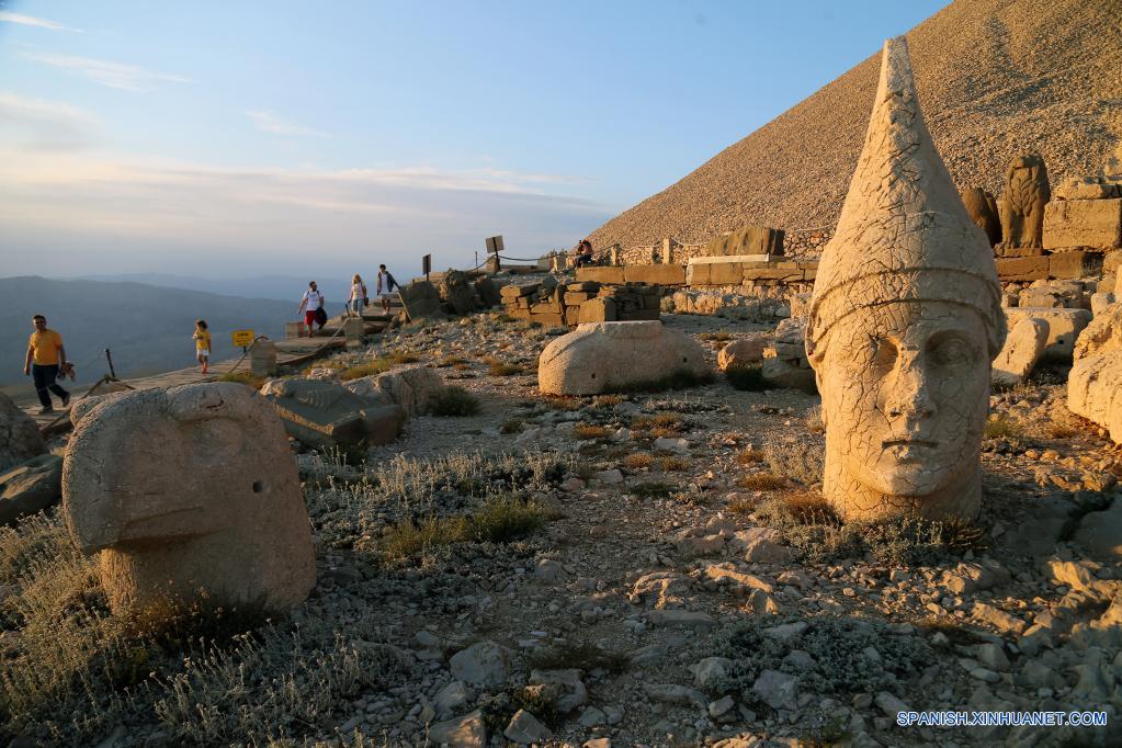 Estatuas en la tumbasantuario en la cima del monte Nemrut,Turquía
