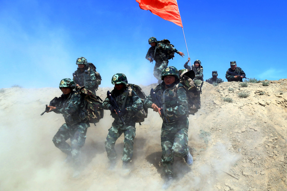   Fuerzas de defensa fronteriza en Xinjiang, noroeste de China, hicieron ejercicios en desierto desafiando temperatura alta. 