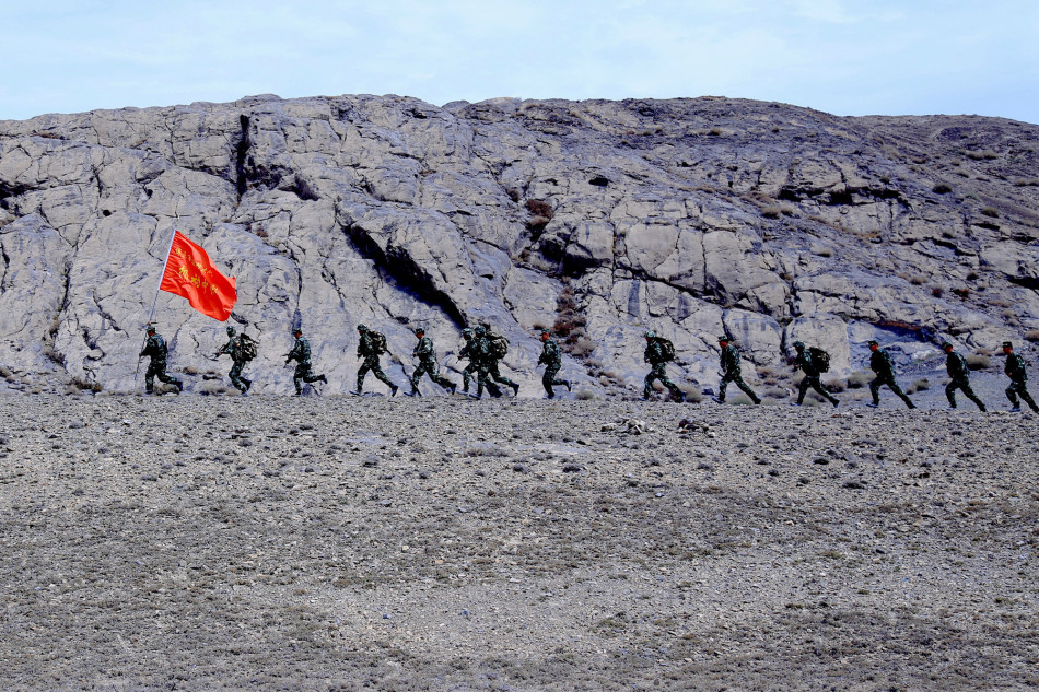   Fuerzas de defensa fronteriza en Xinjiang, noroeste de China, hicieron ejercicios en desierto desafiando temperatura alta. 