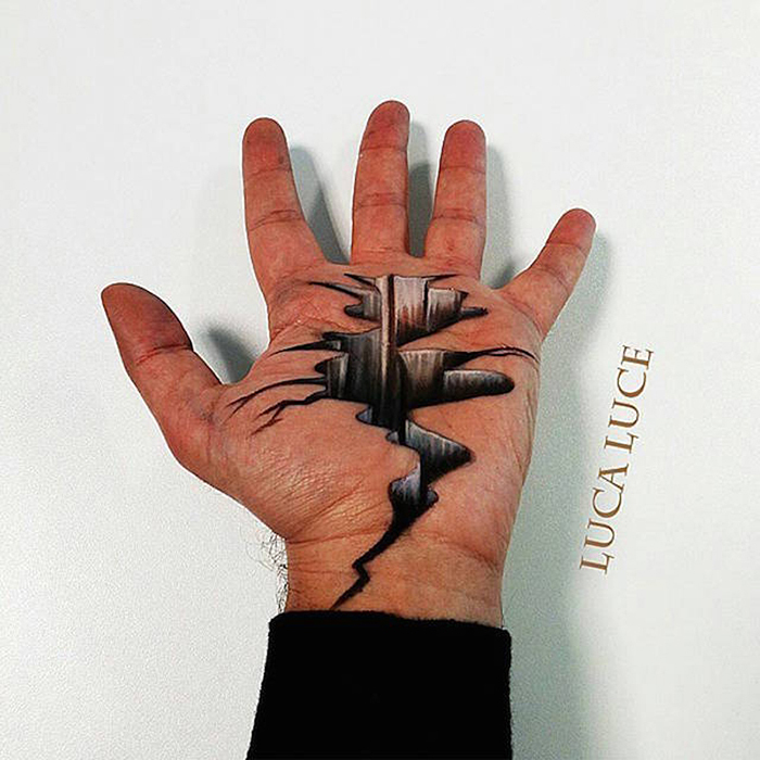 Esta foto muestra un dibujo tridimensional realizado por el artista italiano,Luca Luce,en su palma. 