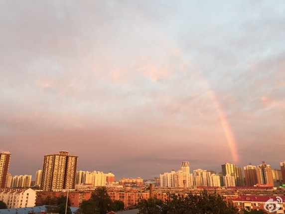 Un arco iris apareció en Beijing, la capital de China, el pasado 3 de agosto al atardecer tras unos días lluviosos continuos.