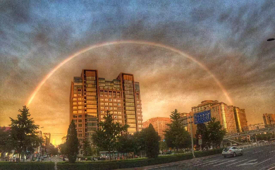 Un arco iris apareció en Beijing, la capital de China, el pasado 3 de agosto al atardecer tras unos días lluviosos continuos.