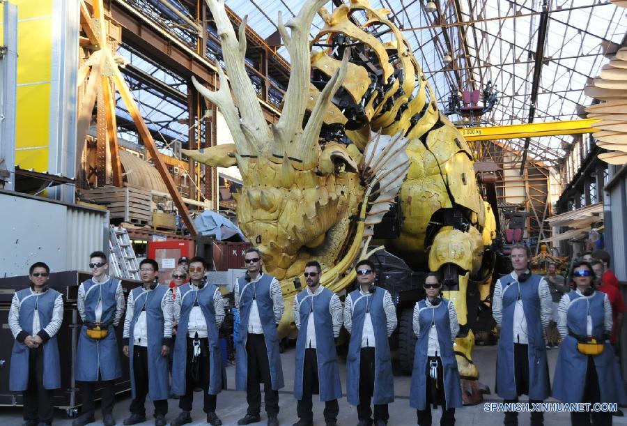 La gente se reuni&oacute; alrededor de un mec&aacute;nico drag&oacute;n caballo llamado Long Ma durante su representaci&oacute;n en Nantes, Francia, el 22 de agosto de 2015. El Long Ma fue manufacturado en 2014 por la compa&ntilde;ia francesa de producci&oacute;n La Machine con el prop&oacute;sito de celebrar el 50 aniversario de relaciones diplom&aacute;ticas entre Francia y China. 