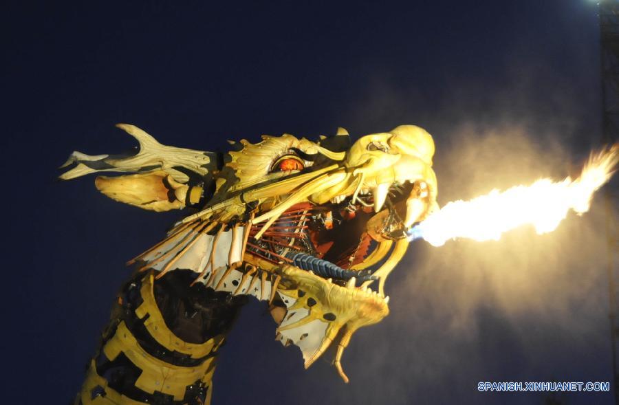 La gente se reuni&oacute; alrededor de un mec&aacute;nico drag&oacute;n caballo llamado Long Ma durante su representaci&oacute;n en Nantes, Francia, el 22 de agosto de 2015. El Long Ma fue manufacturado en 2014 por la compa&ntilde;ia francesa de producci&oacute;n La Machine con el prop&oacute;sito de celebrar el 50 aniversario de relaciones diplom&aacute;ticas entre Francia y China. 