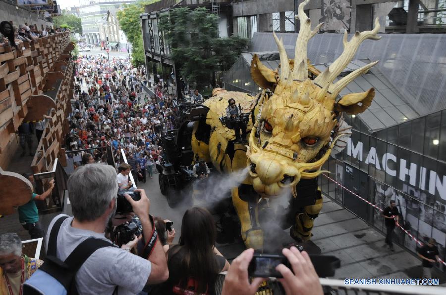 La gente se reuni&oacute; alrededor de un mec&aacute;nico drag&oacute;n caballo llamado Long Ma durante su representaci&oacute;n en Nantes, Francia, el 22 de agosto de 2015. El Long Ma fue manufacturado en 2014 por la compa&ntilde;ia francesa de producci&oacute;n La Machine con el prop&oacute;sito de celebrar el 50 aniversario de relaciones diplom&aacute;ticas entre Francia y China. 