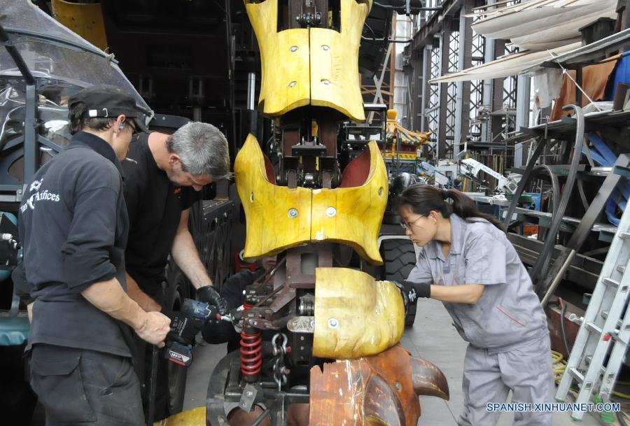 La gente se reuni&oacute; alrededor de un mec&aacute;nico drag&oacute;n caballo llamado Long Ma durante su representaci&oacute;n en Nantes, Francia, el 22 de agosto de 2015. El Long Ma fue manufacturado en 2014 por la compa&ntilde;ia francesa de producci&oacute;n La Machine con el prop&oacute;sito de celebrar el 50 aniversario de relaciones diplom&aacute;ticas entre Francia y China. 