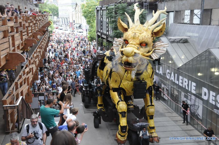 La gente se reuni&oacute; alrededor de un mec&aacute;nico drag&oacute;n caballo llamado Long Ma durante su representaci&oacute;n en Nantes, Francia, el 22 de agosto de 2015. El Long Ma fue manufacturado en 2014 por la compa&ntilde;ia francesa de producci&oacute;n La Machine con el prop&oacute;sito de celebrar el 50 aniversario de relaciones diplom&aacute;ticas entre Francia y China. 