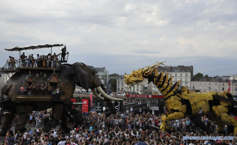 La gente se reuni&oacute; alrededor de un mec&aacute;nico drag&oacute;n caballo llamado Long Ma durante su representaci&oacute;n en Nantes, Francia, el 22 de agosto de 2015. El Long Ma fue manufacturado en 2014 por la compa&ntilde;ia francesa de producci&oacute;n La Machine con el prop&oacute;sito de celebrar el 50 aniversario de relaciones diplom&aacute;ticas entre Francia y China. 