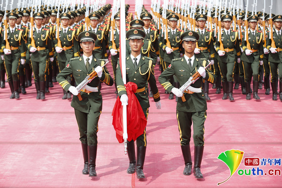 Policía armada china de la formación de la ceremonia de izamiento de bandera nacional