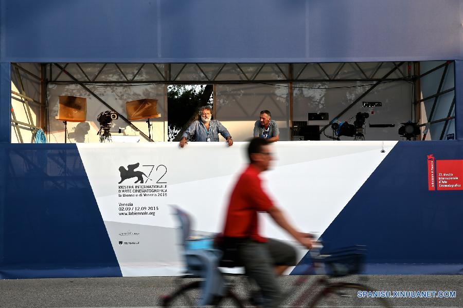 Fotógrafos descansaban después de instalar su area de trabajo frente a la escena de la 72ª edición Festival Internacioanl de Cine de Venecia, Italia el 1 de septiembre. El festival  arranca el 2 de septiembre y se clausurará el 12 de este mes. 