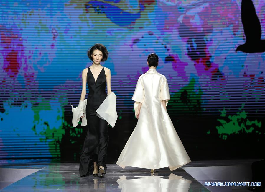 (2)CHINA-BEIJING-MODA-DESFILE