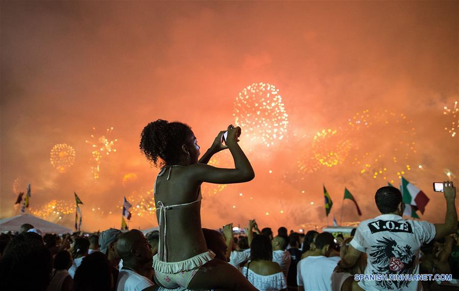 (5)BRASIL-RIO DE JANEIRO-SOCIEDAD-AÑO NUEVO