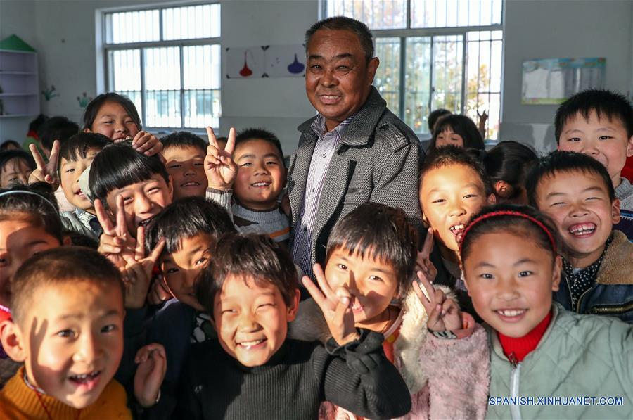 (2)CHINA-JIANGSU-SOCIEDAD-MAESTRO-SERIE