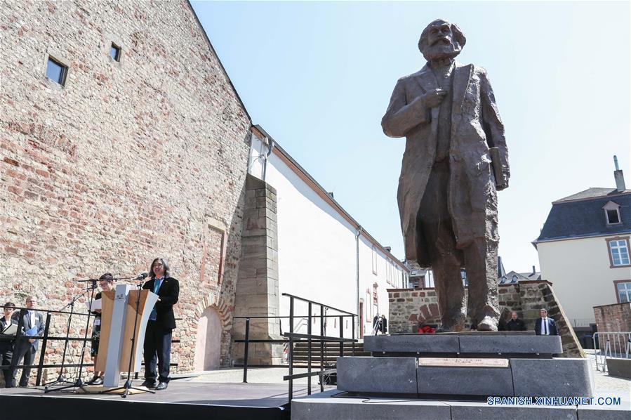 (1)ALEMANIA-TRIER-CHINA-ESTATUA-KARL MARX-DEVELACION
