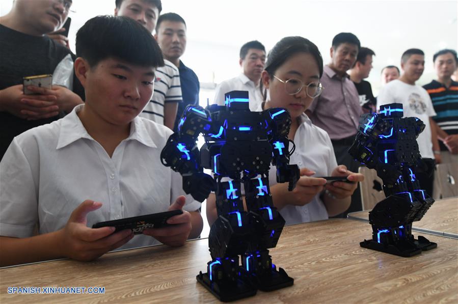 CHINA-BEIJING-ESCUELA SUPERIOR-ROBOTS-PARTIDO DE FUTBOL
