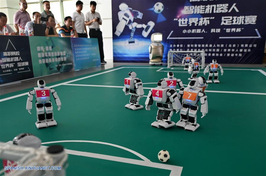 CHINA-BEIJING-ESCUELA SUPERIOR-ROBOTS-PARTIDO DE FUTBOL