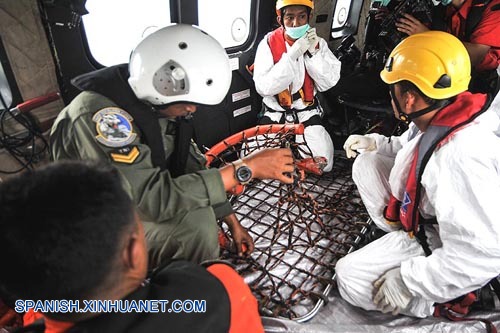 Los equipos de recuperación hallaron hoy otros dos cuerpos y dos grandes objetos metálicos en el lecho marino cuando ampliaron el área de búsqueda del vuelo siniestrado de AirAsia.