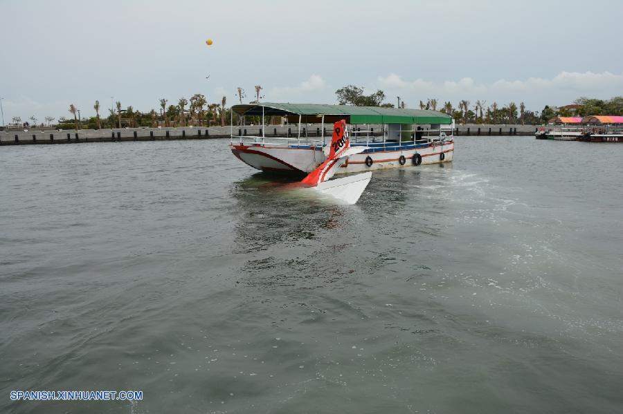 Dos personas que iban a bordo de un avión de entrenamiento ligero murieron al caer la aeronave a una laguna en el distrito de Pintung en el sur de Taiwan, informaron hoy lunes las fuentes oficiales.