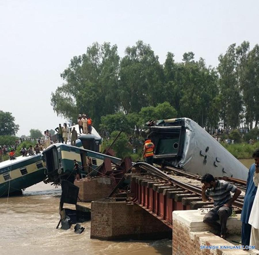 （国际）（1）巴基斯坦一列火车坠入运河