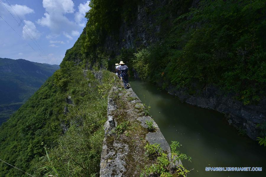 Fotografía tomada el día 13 de julio muestra un artificial canal de acueducto al lado de un acantilado en el distrito Badong, en la provincia central china de Hubei. El canal, que está situado a una altitud de 1.000 metros sobre el nivel del mar con un ancho de dos metros, extiende varios kilómetros al lado de un acantilado desde el distrito Badong hasta el distrito Changyang. La construcción de este canal empezó en los años 60 del siglo pasado y costó más de 10 años.