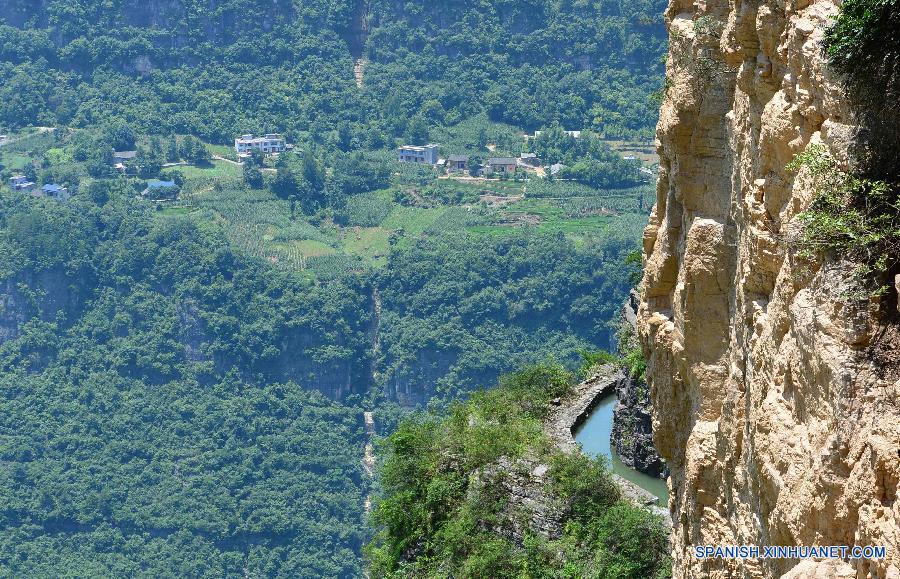 Fotografía tomada el día 13 de julio muestra un artificial canal de acueducto al lado de un acantilado en el distrito Badong, en la provincia central china de Hubei. El canal, que está situado a una altitud de 1.000 metros sobre el nivel del mar con un ancho de dos metros, extiende varios kilómetros al lado de un acantilado desde el distrito Badong hasta el distrito Changyang. La construcción de este canal empezó en los años 60 del siglo pasado y costó más de 10 años.