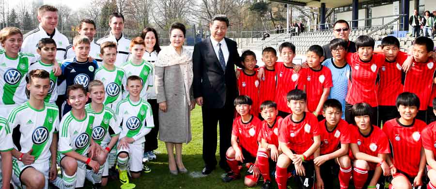 Presidente de China visita a futbolistas chinos jóvenes en Alemania