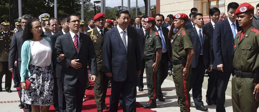 Xi visita mausoleo de Chávez para rendir homenaje a un "gran amigo" de China