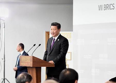 Xi Jinping insta a comunidad empresarial a contribuir a desarrollo económico de BRICS