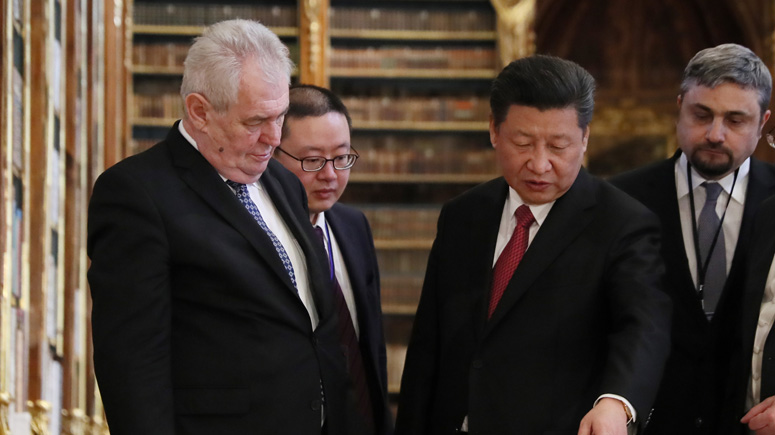 Presidente chino visita histórica biblioteca en Praga