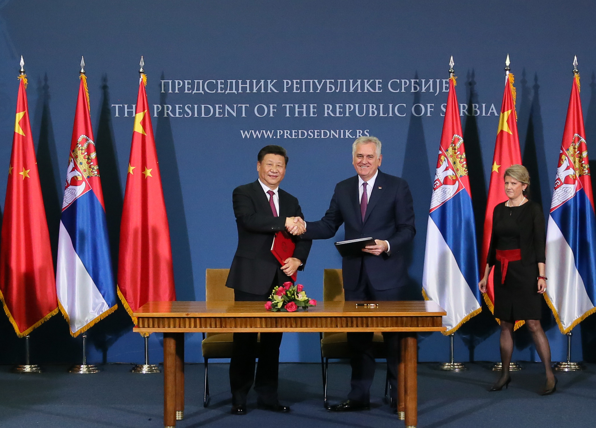 China y Serbia piden que partes directamente involucradas arreglen disputas de Mar Meridional de China vía negociación