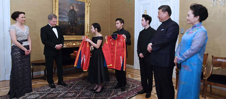 Presidentes de China y Finlandia se reúnen con atletas de deportes invernales