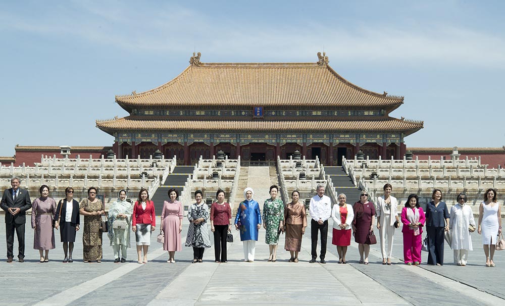 (Franja y Ruta) Cónyuges de líderes asistentes a foro visitan Museo del Palacio en Beijing
