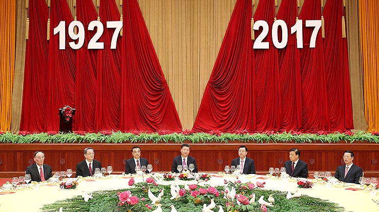 Presidente Xi asiste a recepción en vísperas de aniversario de fundación de EPL