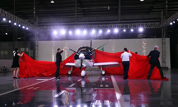 Sale de línea de producción primer avión desarrollado por firma privada de China