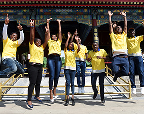 Estudiantes extranjeros de Africa se unen a equipo de voluntarios del Yuanmingyuan