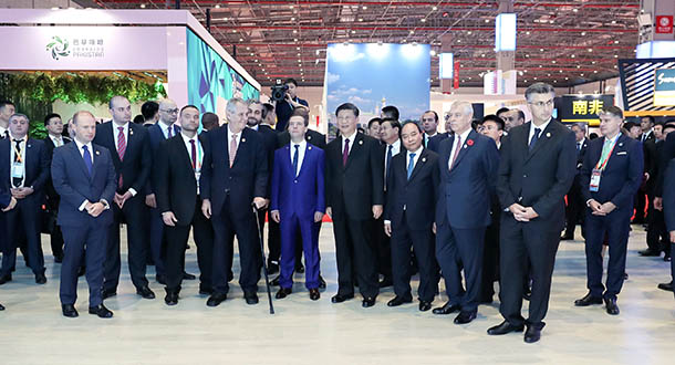 Xi y líderes extranjeros recorren exhibición de CIIE