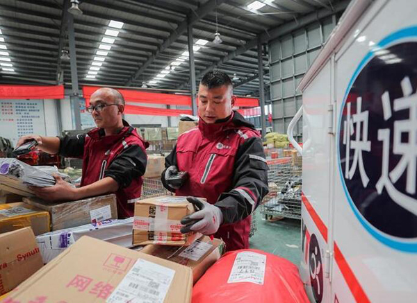 Compañías de entrega trabajan a máxima velocidad para entregar números masivos de paquetes