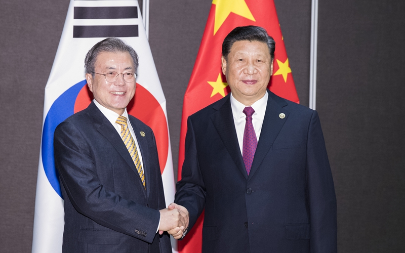 Xi y Moon se reúnen para hablar sobre lazos bilaterales y situación en Península Coreana