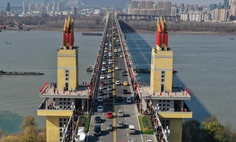 Histórico puente del río Yangtse en Nanjing reabre al tráfico
