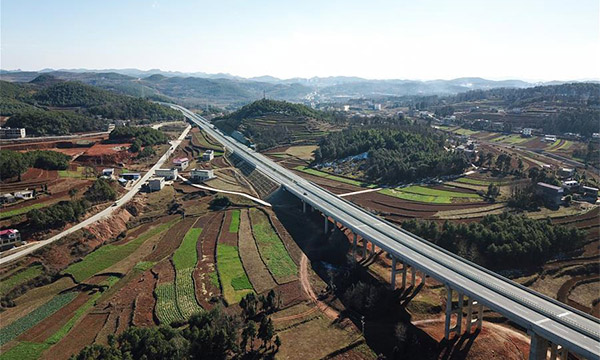 Vista aérea de la Autopista Liupanshui-Weining, en Guizhou