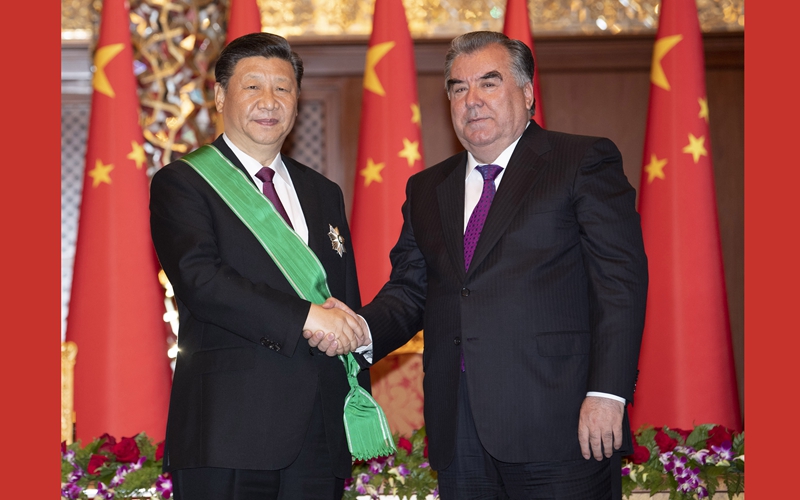 Xi recibe Orden de la Corona de manos del presidente tayiko Rahmon