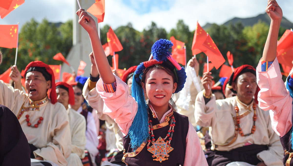 Gala de celebración en plaza del Palacio de Potala, en Lhasa