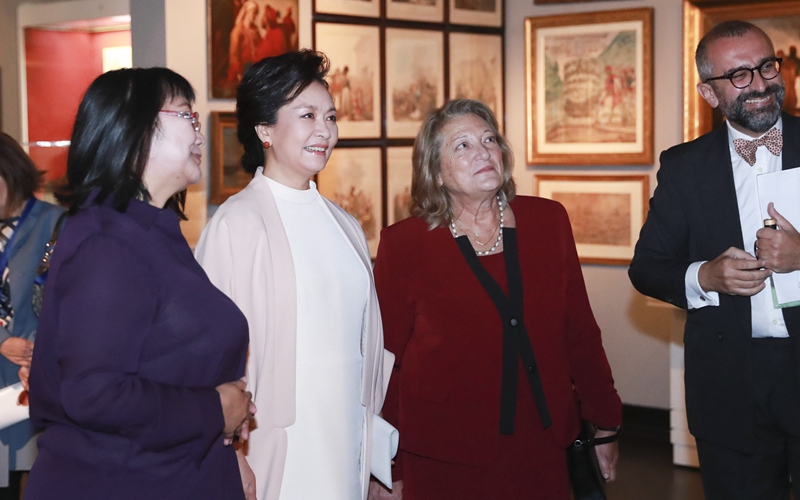 Primera dama china Peng Liyuan visita Museo Benaki en Atenas