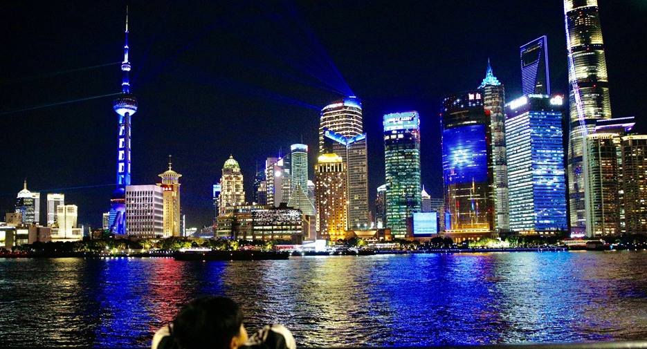 Espectáculo de luces con el tema de la CIIE en Lujiazui de Shanghai